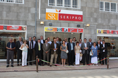 Foto de grupo durante la inauguracin de las nuevas instalaciones de Seripro en Argel