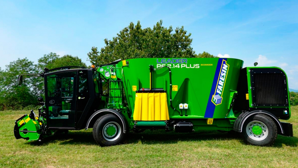 Modelo autopropulsado Faresin Leader PF Compact con 2 sinfines
