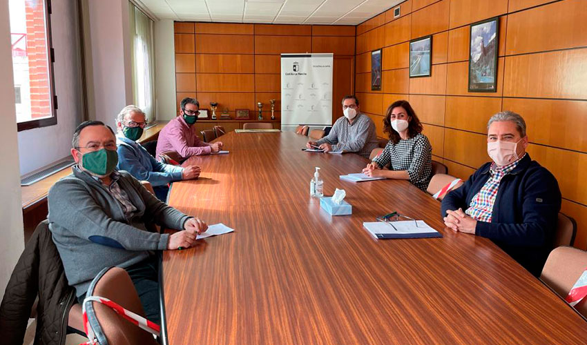 Reunin entre los representantes de la Consejera de Agricultura...