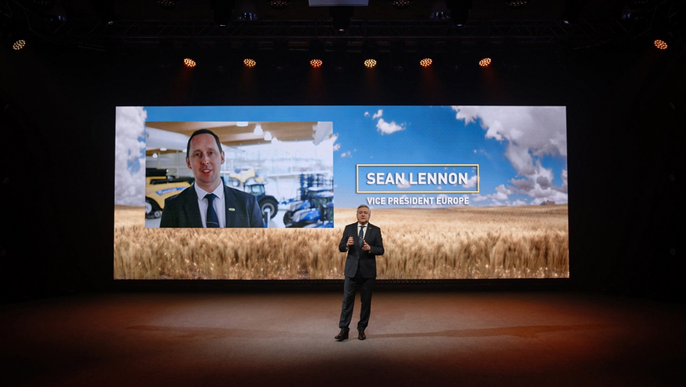 Carlo Lambro, presidente de New Holland Agriculture, da paso a la intervencin del vicepresidente para Europa, Sean Lennon...