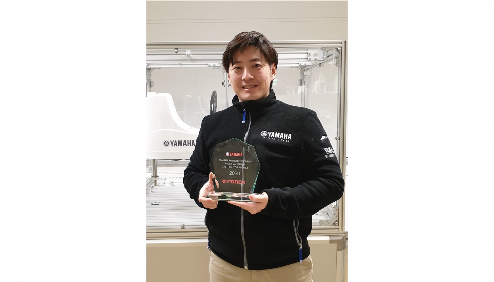 Jumpei Ninomiya, de Yamaha, entreg a Renex el premio al distribuidor ms valioso