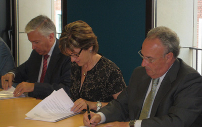 En el centro de la imagen Carme Botifoll, directora general de ACC10, durante la firma del convenio con seis entidades catalanas del sector del metal...