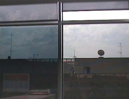 Imagen 3: Vista desde el interior de un vidrio equipado con lmina Sentinel Silver 20 OSW de DTI (izquierda) y un vidrio sin lmina (derecha)...