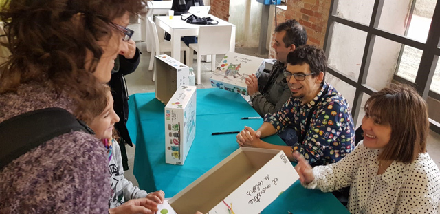 Firma de El Monstruo de Colores con su autora y sus dise�adores