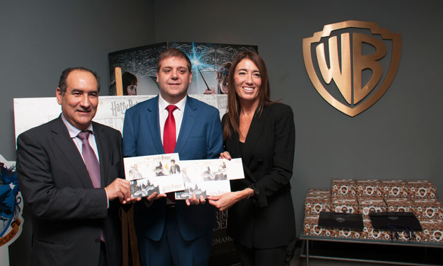 De izquierda a derecha: Jos Abad, director general de Warner Bros...