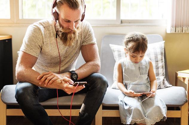 Los padres están más enganchados al móvil que sus hijos - Juguetes y Juegos