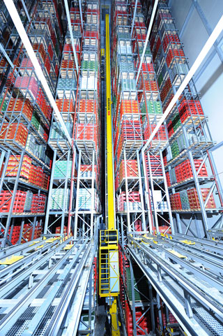 System of transport of pallets with electrova and compact racking in the interior of the warehouse of Carlsberg