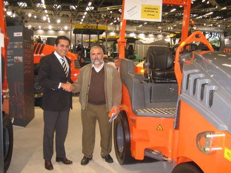 Manuel lvarez (at left), the Sales Department of the asphalt Division, Emsa, delivers the new roller to Jos Mara Alarcn, owner of the company...