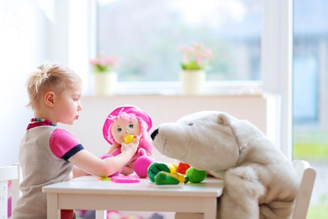 Jugar muñecas y peluches fomenta la en los y niñas - Juguetes y Juegos