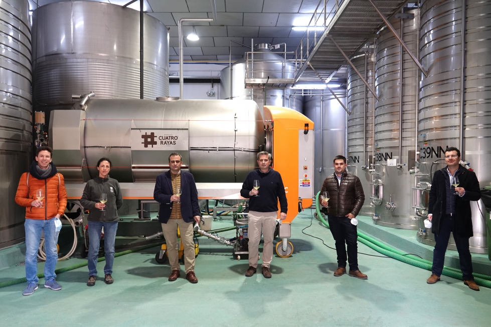 Los integrantes del proyecto 'Longverdejo' durante la visita del CDTi a las instalaciones de Bodega Cuatro Rayas para valorar los avances del mismo...