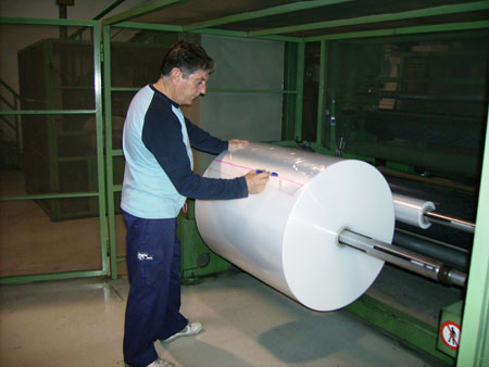 La compaa, en la que trabajan 15 personas, fabrica bobinas de film de polietileno y lmina para el sector de la alimentacin...