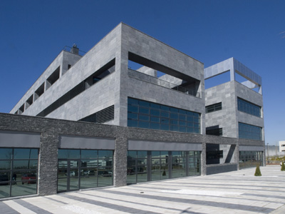 La obra del 'Alaja Business Center' ha supuesto una inversi�n de m�s de 8 millones de euros y se ha realizado en 16 meses...