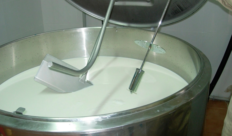 El programa se fundamenta en el an�lisis peri�dico de muestras de leche de tanque en reba�os