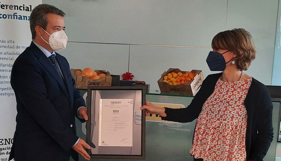 ngel Luis Snchez Cern, director Regin Mediterrnea de Aenor hace entrega del certificado a Nieves Albacete Ferrer, directora Tcnica de Earmur...