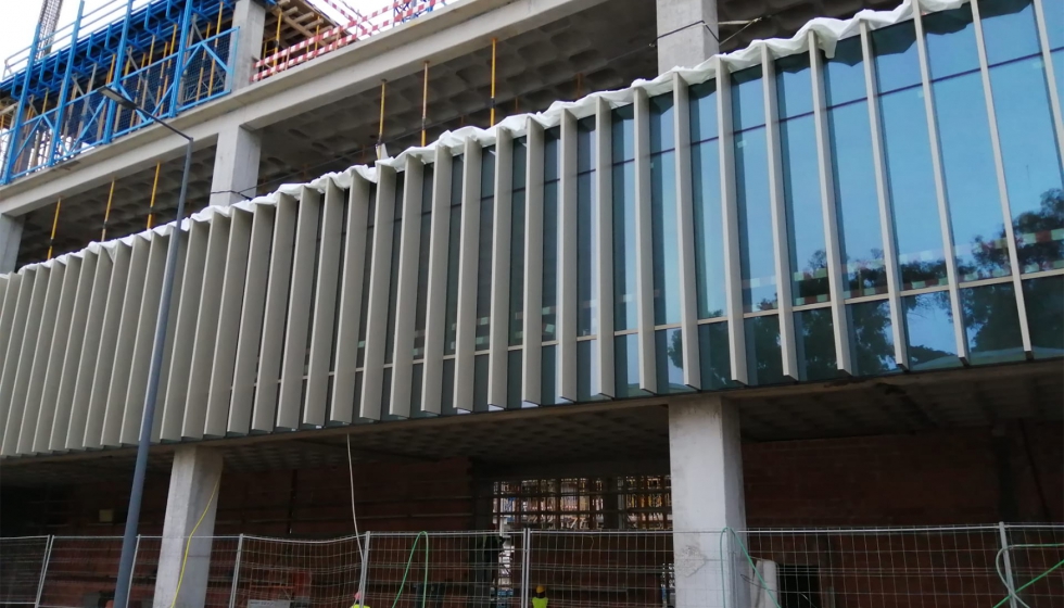 Instalacin de la fachada modular Jofebar en el EXEO Office Campus