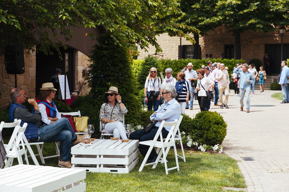 La Asociacin de Bodegas del Barrio de la Estacin mantiene durante este ao sus actividades enotursticas y continuar promoviendo el turismo seguro...