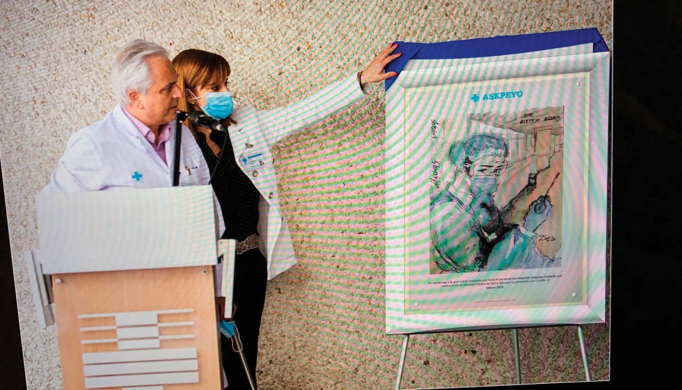 Momento del descubrimiento de la placa homenaje a los profesionales sanitarios