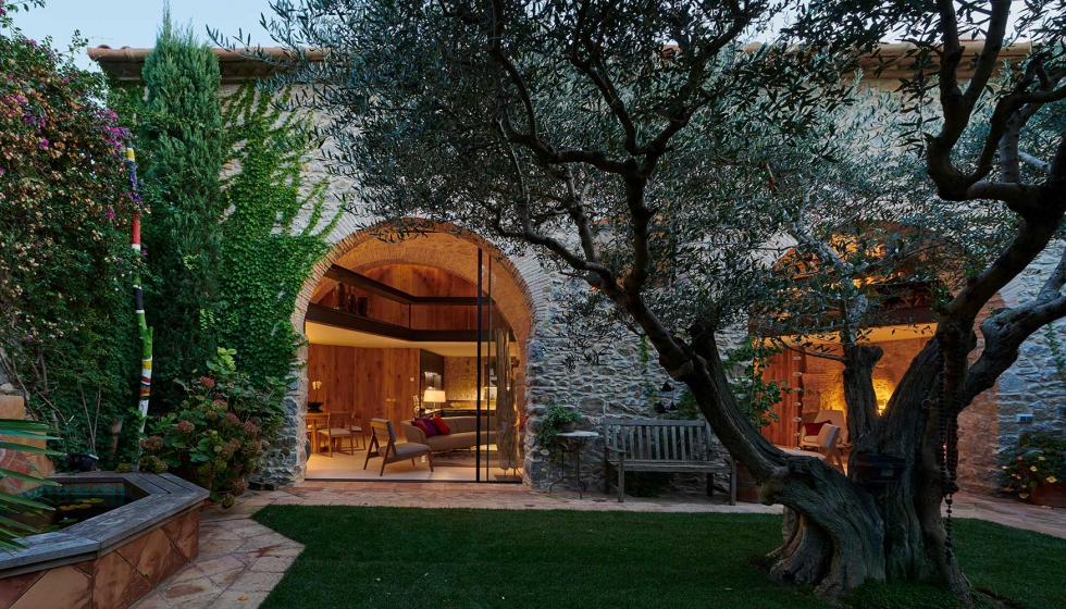 En esta casa en piedra, la luz natural y el aire fresco son los verdaderos protagonistas. Foto: Genard - Ulla - Eugeni Pons...