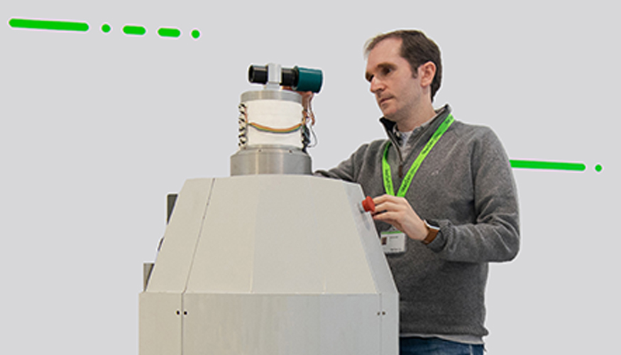 Josu Bilbao, responsable del rea de Tecnologas de Informacin y Comunicacin de Ikerlan, con el el robot VEA...