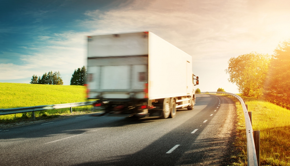 En algunos pases, los gobiernos han clasificado a los camioneros como trabajadores clave o esenciales y los han eximido...