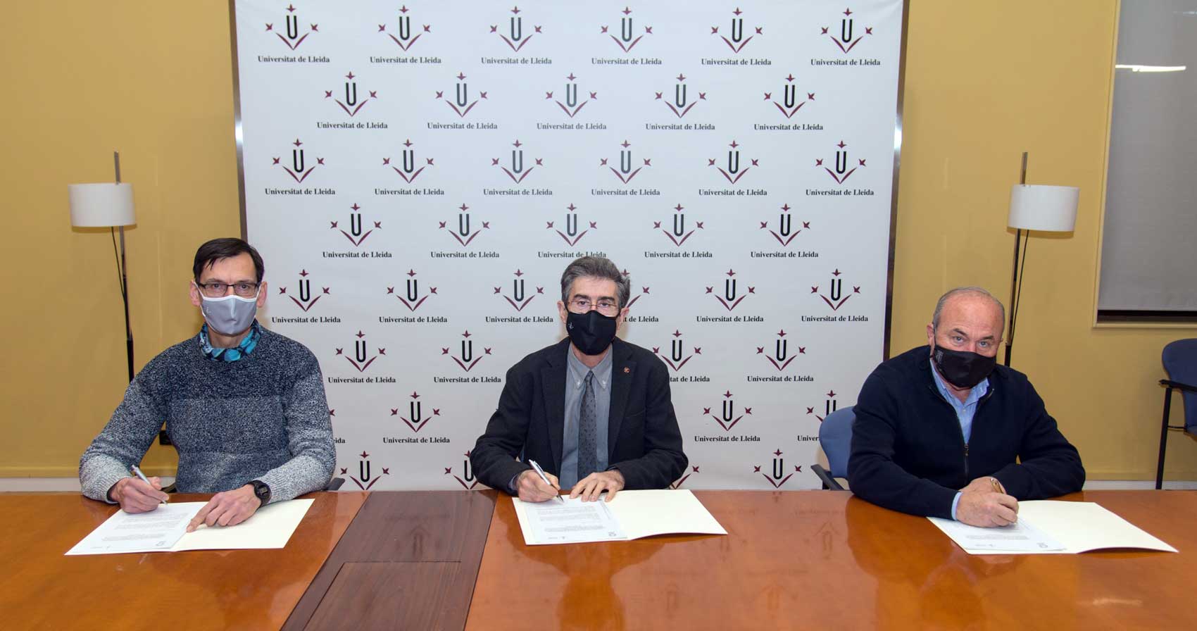 En la firma del contrato, participaron el presidente de la FCAC, Ramn Sarroca; el rector de la UdL, Jaume Puy...