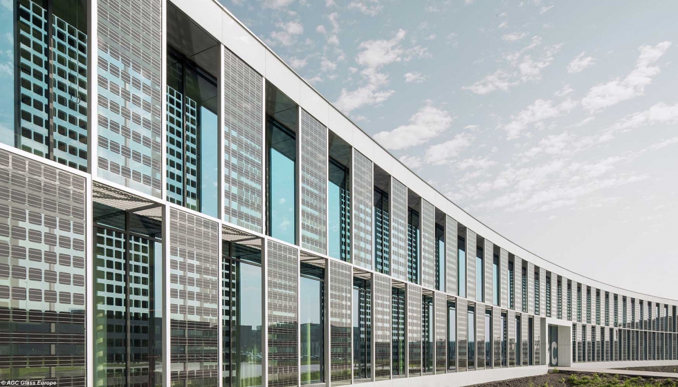 El AGC Technovation Center cuenta con una fachada acristalada trmica de alto rendimiento formada por vidrios Stopray Ultra-50 sobre Clearvision...