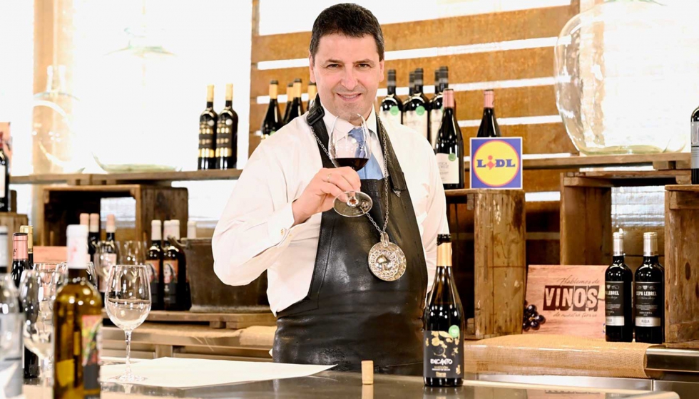 El prestigioso sumiller del restaurante Remenetxe en Gernika seleccion de entre la amplia oferta de vinos de Lidl diez referencias como su top-10...