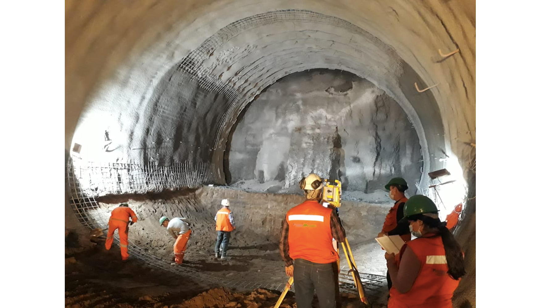 Desde el ao 2013, OSSA ha construido ms de 10 km de tneles para la ampliacin de la red de Metro de Santiago de Chile...