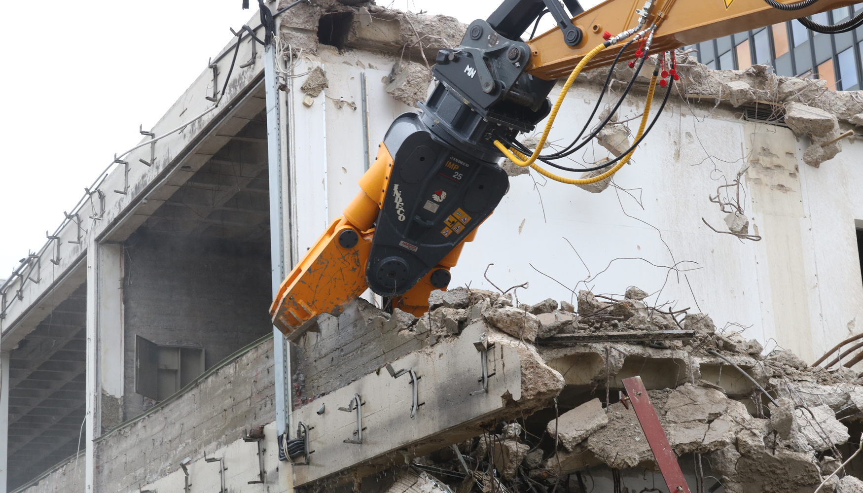 Se trataba de derribar un edificio de tres plantas operando en un espacio muy limitado