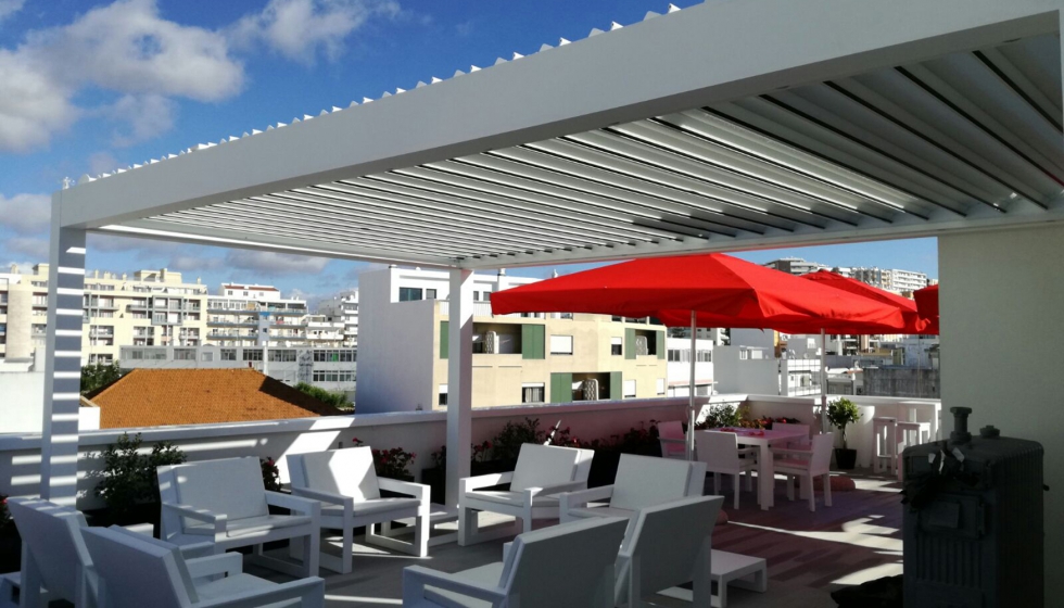 La terraza del hotel Faro en el Algarve, Portugal, tambin presume de prgola bioclimtica