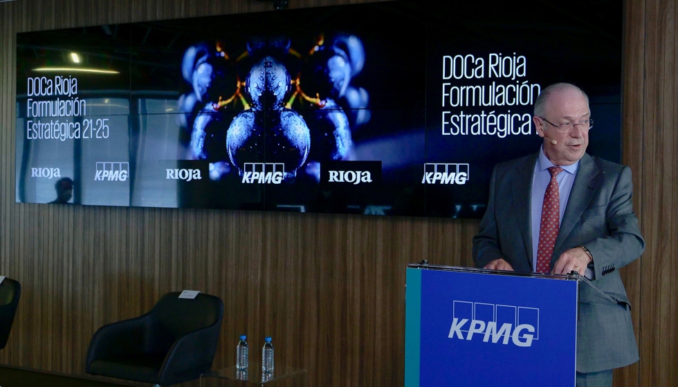 Fernando Salamero durante su exposicin de la nueva Visin 2021-25 para la DOCa Rioja