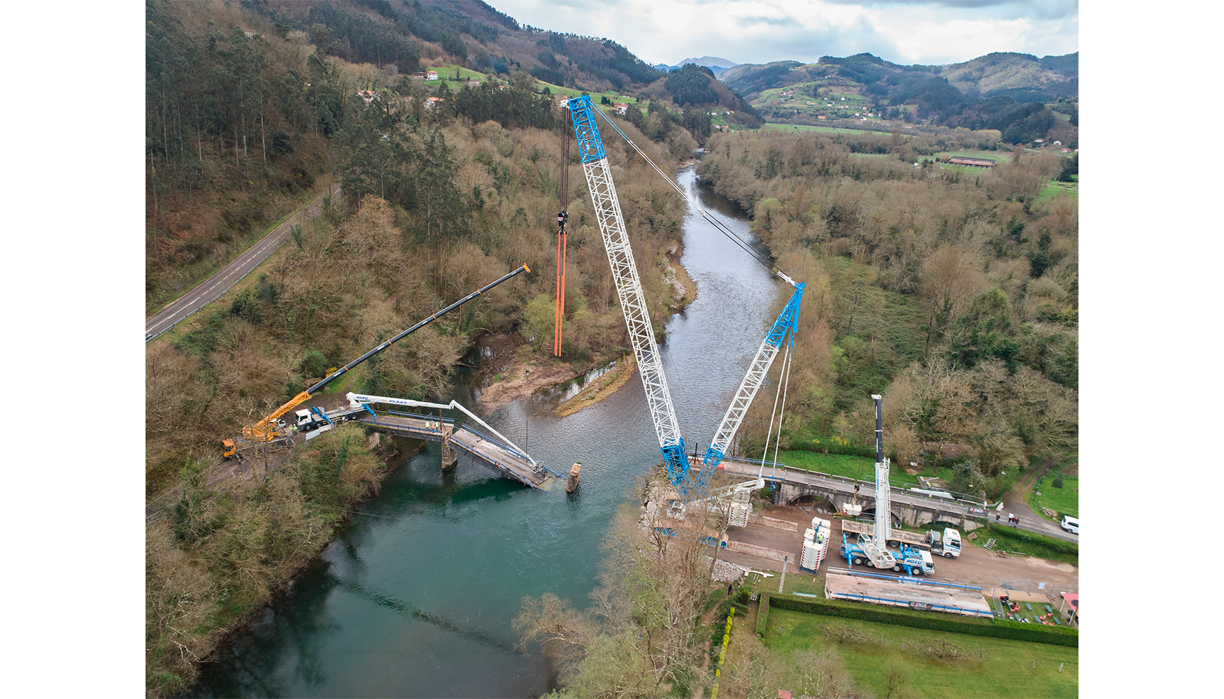 La gra Liebherr LR 1600/2 de Gras Roxu desmonta el puente de Quinzanas, en Pravia (Asturias)