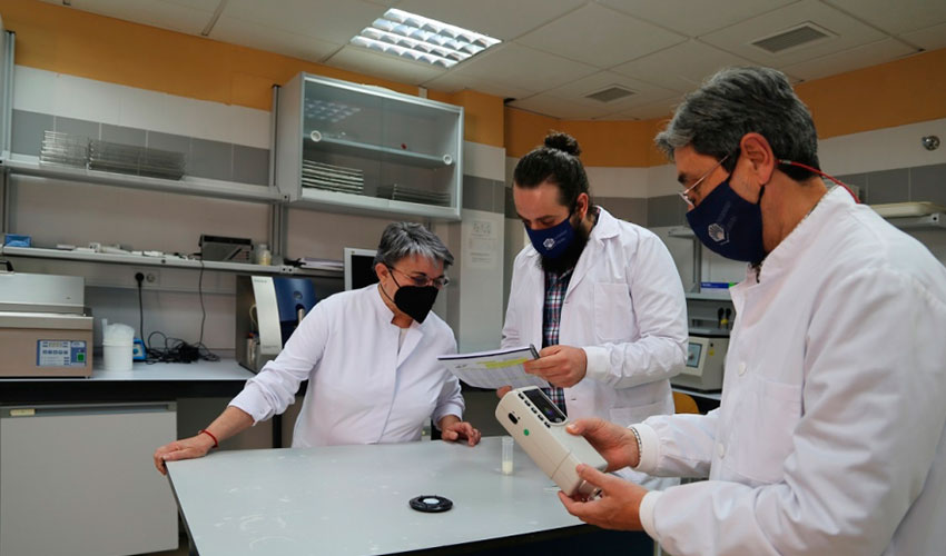 Ana Garzn Antonio Figueroa y Javier Caballero-Villalobos, investigadores del Laboratorio Lechero, midiendo diversos atributos de la leche...