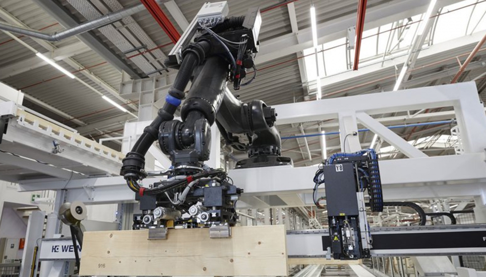 El robot manipula pernos con un peso de hasta 75 kg. Foto: WeberHaus