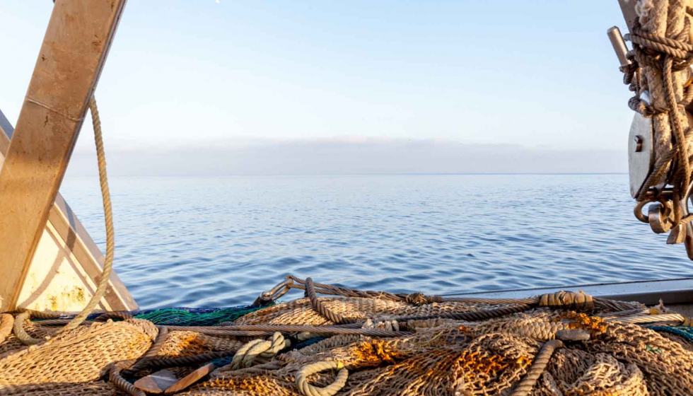 Barco de la organizacin de productores pesqueros de Almera (Asopesca) faenando