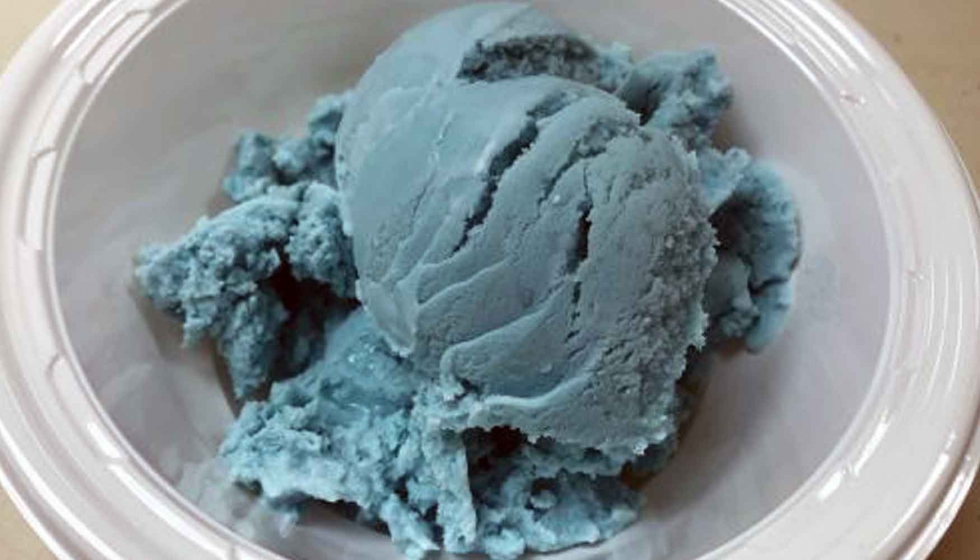 Helado azul desarrollado con el nuevo pigmento. Foto: Rebecca Robbins, Mars Wrigley Global Innovation Center