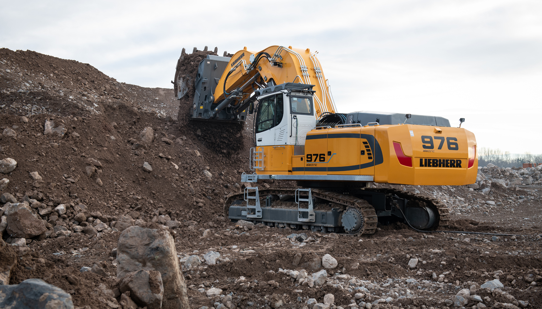 La excavadora elctrica sobre cadenas R 976-E destaca por su robustez, fiabilidad y rentabilidad