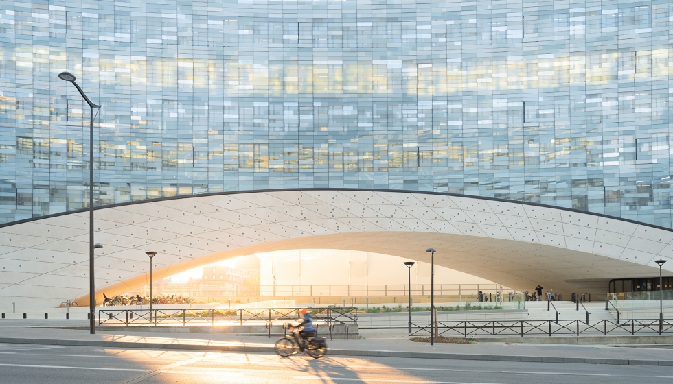 La piel exterior del edificio se compone de ms de 20.000 elementos de vidrio que conforman un pixelado segn un patrn organizado...