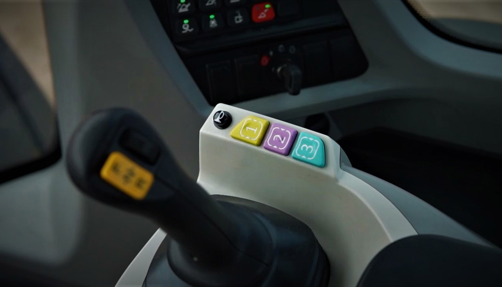 CASE ha aadido tres nuevos botones configurables con cdigos de color en el reposabrazo derecho que permiten al operador reaccionar rpidamente...