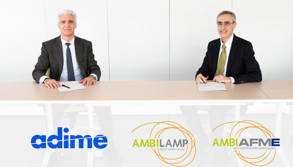 Eduard Sarto, presidente ejecutivo de Adime (izda.) y Juan Carlos Enrique, director general de Ambilamp-Ambiafme, durante la firma del acuerdo...