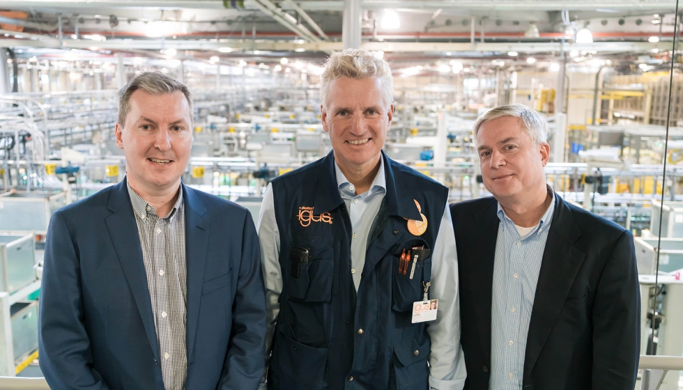 (De izquierda a derecha) Steve Mahon, CEO de Mura Technology Limited; Oliver Borek, CEO de Mura Europa GmbH; y Frank Blase, CEO de Igus GmbH...