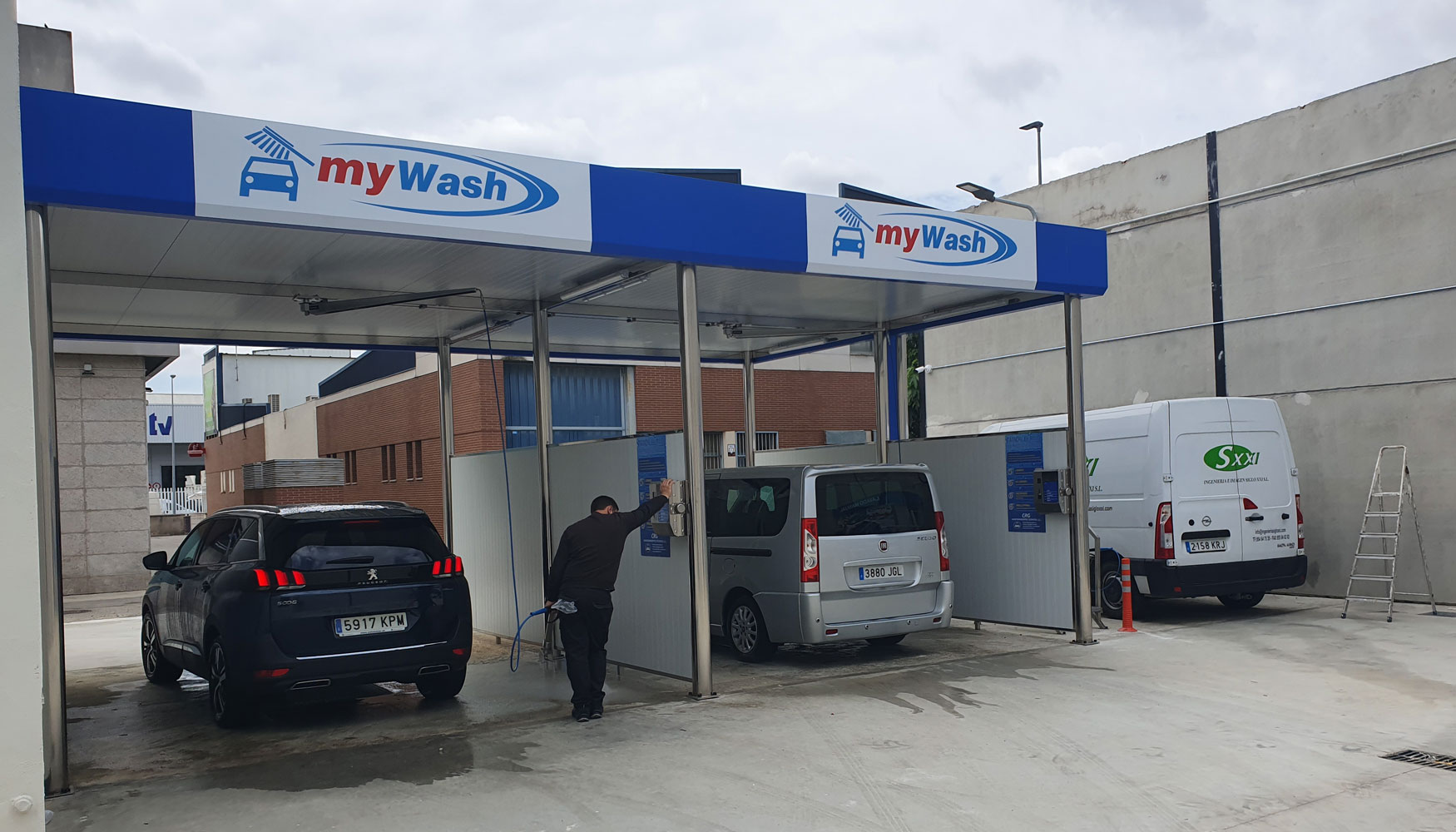 La estacin cuenta con una tienda y un rea de lavado integrada por tres pistas de lavado a presin