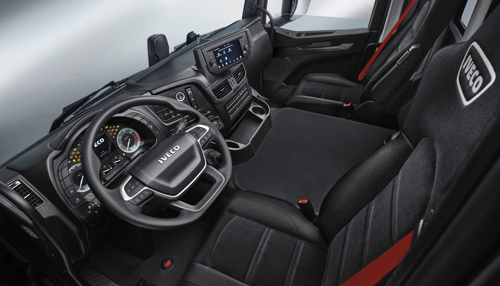 La cabina del Iveco T-Way comparte la esttica y practicidad para el conductor de la gama Iveco Way, con sus lneas elegantes y aerodinmicas...