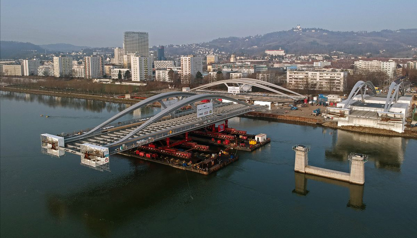 Traslado en las barcazas de uno de los segmentos del nuevo puente sobre el ro Danubio