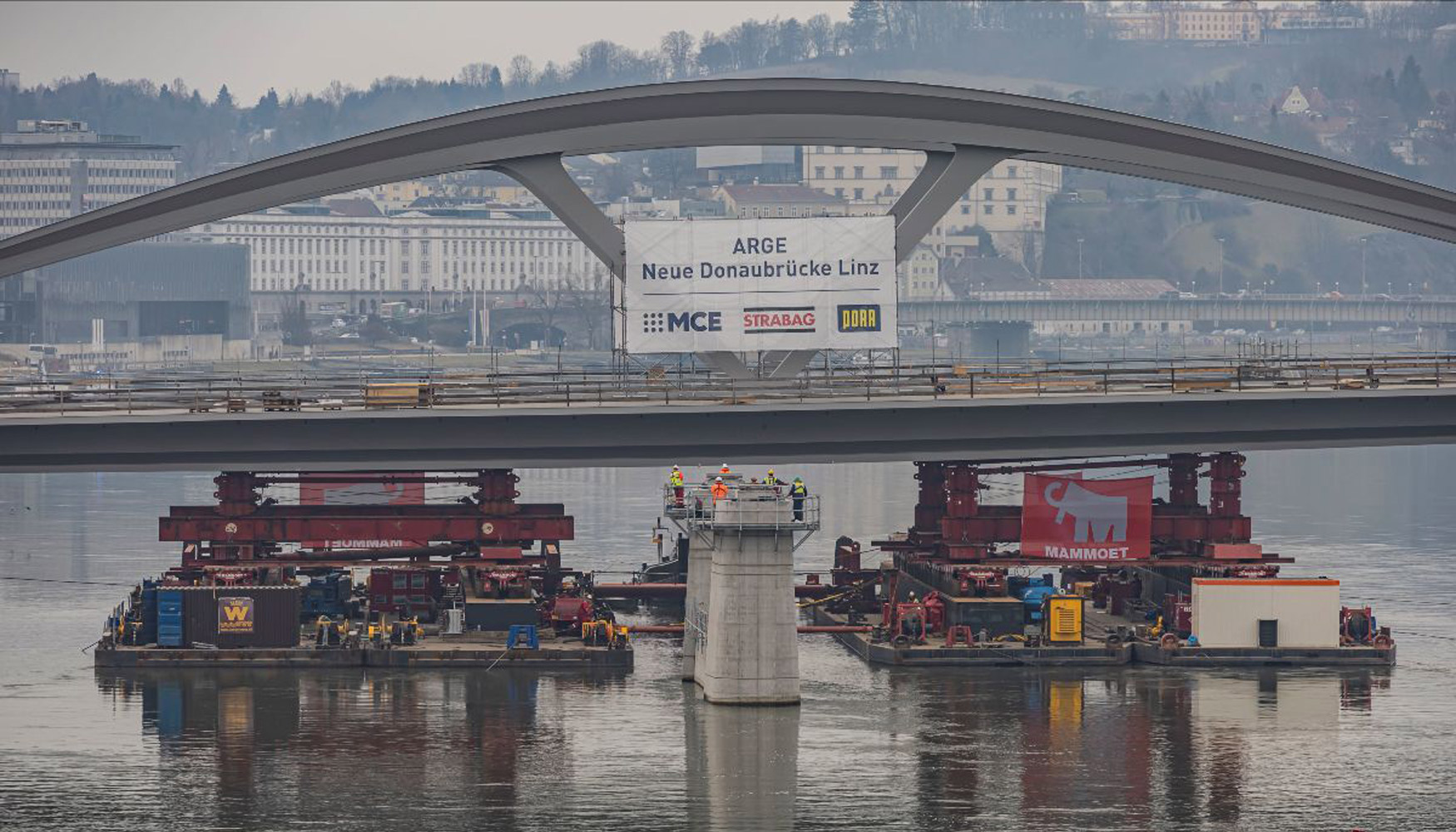 Llegada de uno de los segmentos del nuevo puente a los pilares instalados en mitad del ro Danubio