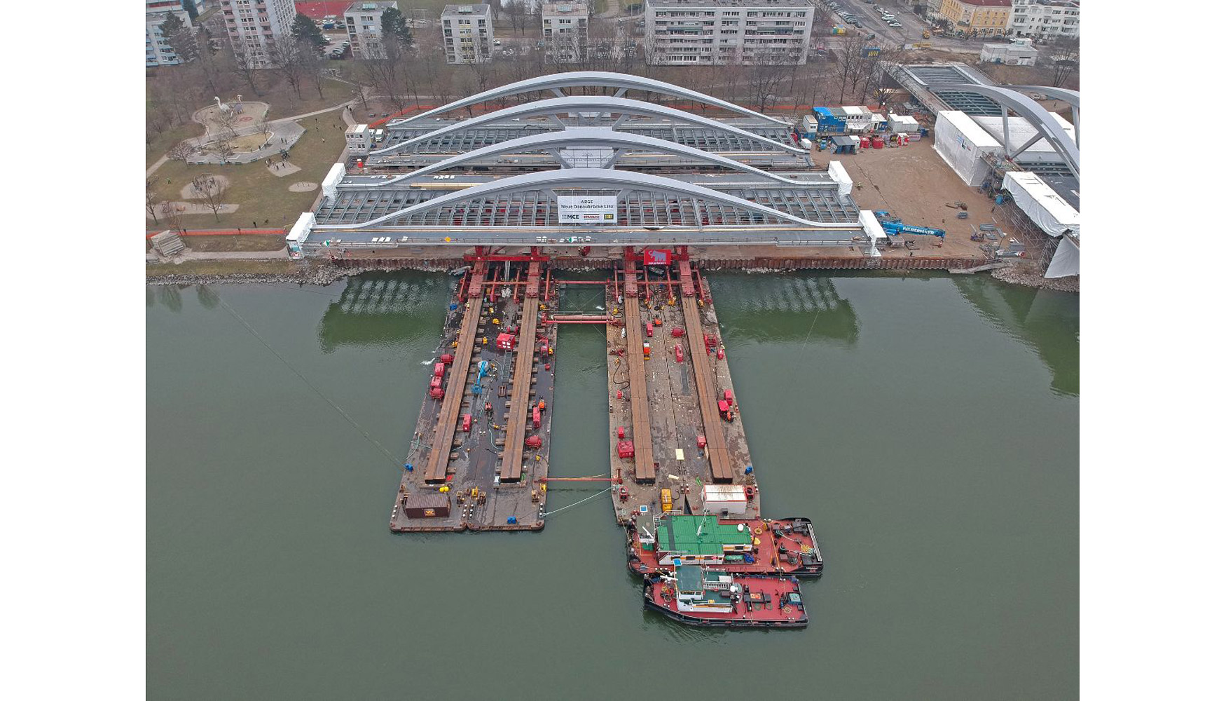 Los ingenieros de Mammoet planearon mover las secciones del puente desde su punto de ensamblaje mediante SPMT...