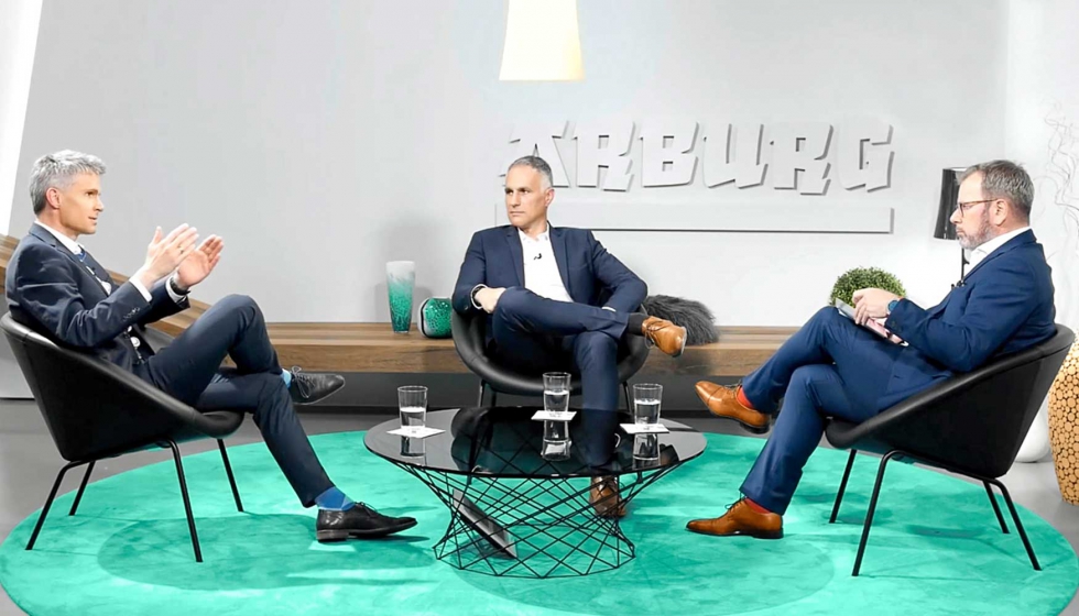 Los expertos de Arburg, Andreas Reich (izquierda) y Bernd Eble (centro), debatieron con el presentador Guido Marschall (Plas...