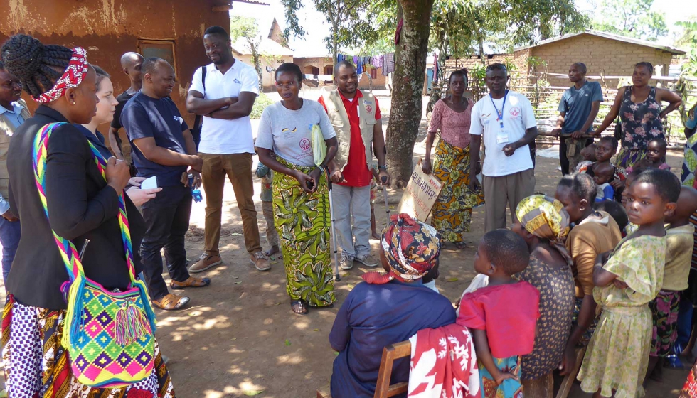 Un equipo de proyecto informa a las familias de la region de Kivu del Sur cmo protegerse de las enfermedades y la desnutricin. Foto: Action Medeor...