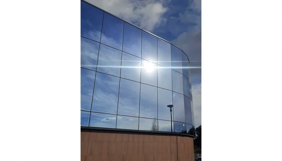 Los vidrios de Vidresif de la nueva fachada de Circutor mejoran las prestaciones de aislamiento trmico y proteccin solar del edificio...