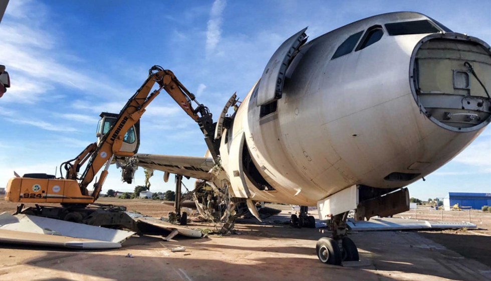 Operaciones de desmantelamiento de la estructura de una aeronave, para su posterior reciclado